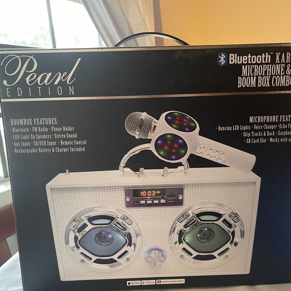 New in box Couture-Pearl collection. This retro-inspired boombox - Picture 2 of 5